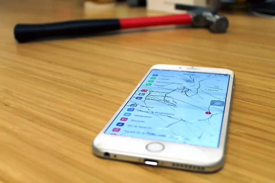 完全に死んだiPhoneを壊した