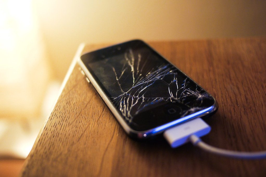 破損したiPhoneには交換が必要です