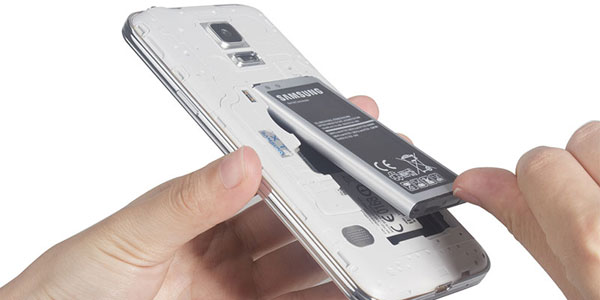 バッテリーを取り外して、充電されていないGalaxy Phoneを修正します
