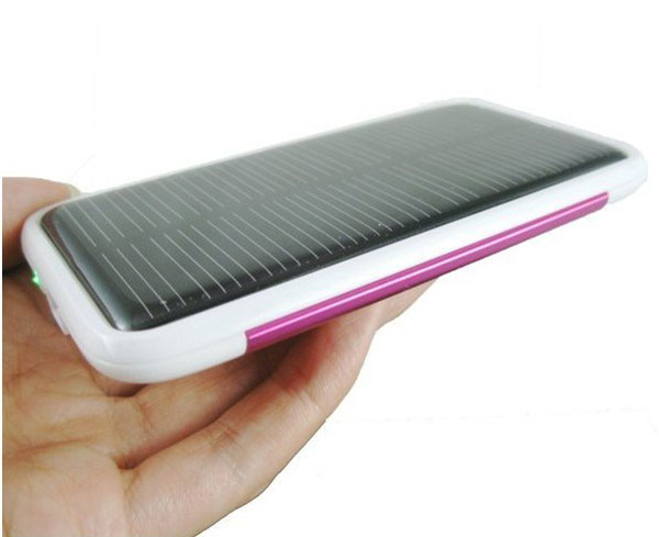 ソーラー充電器でiPhoneを充電します